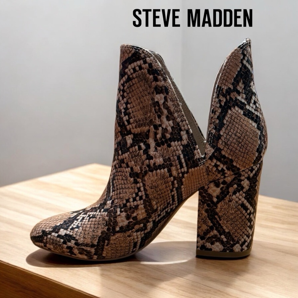 NWOT, Steve Madden, Rookie Cut-Out Ankle
Boots, Size 5M, Beige Snake 👢